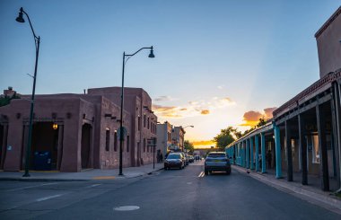 Gün batımında Santa Fe şehir merkezi, New Mexico Abd.