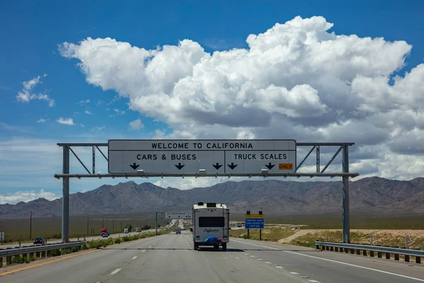Willkommen auf dem kalifornischen Schild auf der Autobahn. Wir sind bereit, uns zu engagieren. — Stockfoto