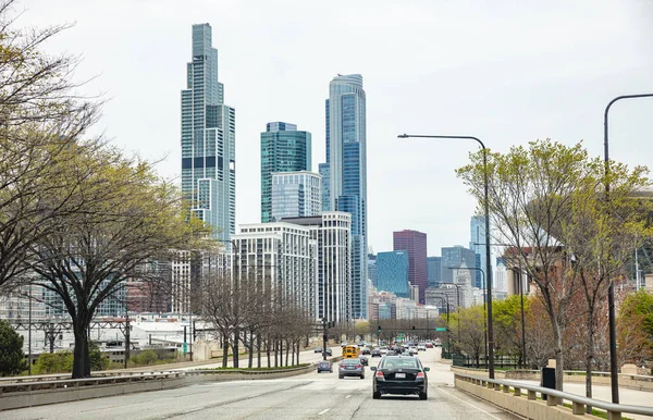 Coches en la carretera, edificios de gran altura de Chicago y el fondo cielo nublado. Illinois, Estados Unidos . —  Fotos de Stock