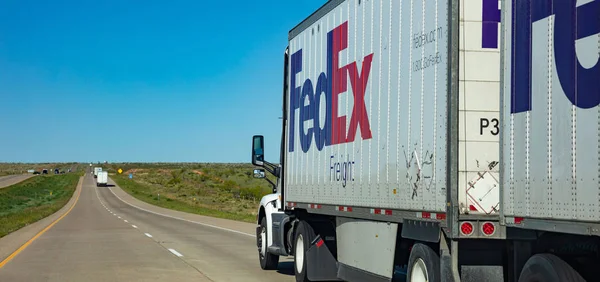 FedEx truck op de snelweg. New Mexico VS. — Stockfoto