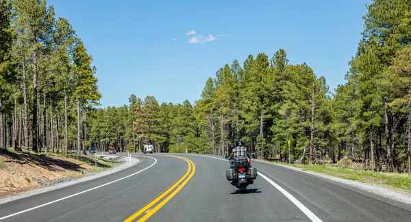 Motocycliste vue arrière conduite sur une autoroute près de Sedona, Arizona États-Unis . — Photo