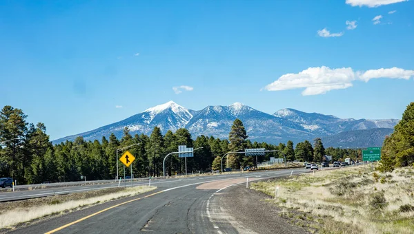 Autoroute près de Flagstaff, neige sur les montagnes, Arizona US . — Photo