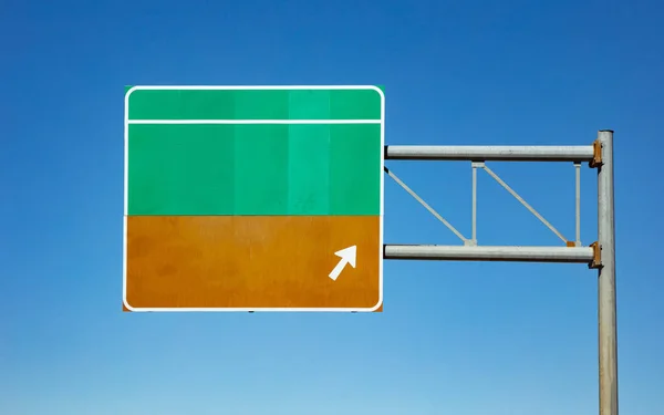 Leere Straßenschilder auf der Autobahn, blauer Himmel Hintergrund. USA. — Stockfoto