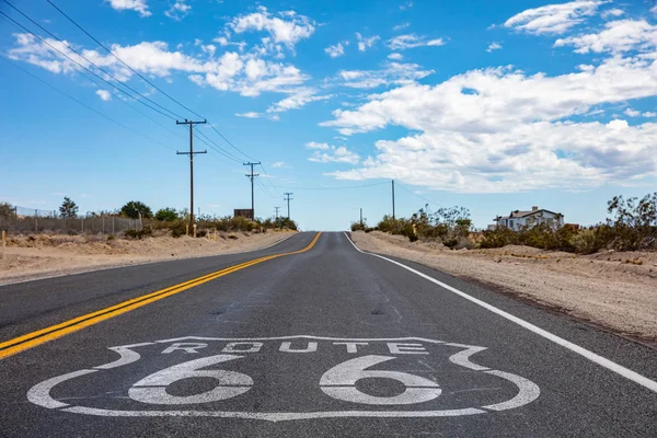 Route 66 Signe sur l'asphalte, California Mojave Desert, États-Unis — Photo