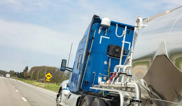 Camión para gas o líquidos en una carretera en EE.UU., vista lateral de primer plano —  Fotos de Stock