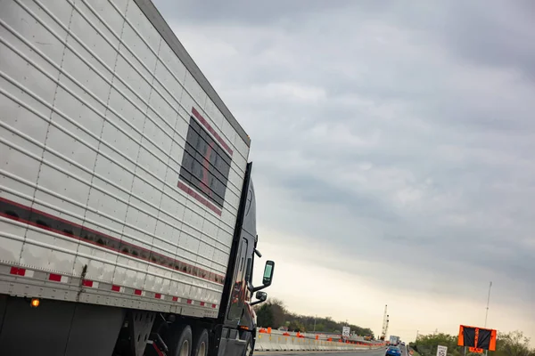 Camión en una carretera en EE.UU., vista lateral de primer plano —  Fotos de Stock