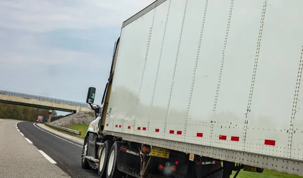 Truck op een snelweg in de VS, close-up zijaanzicht — Stockfoto