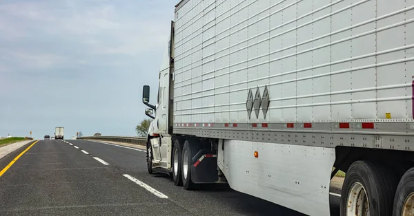 Truck op een snelweg in de VS, close-up zijaanzicht — Stockfoto