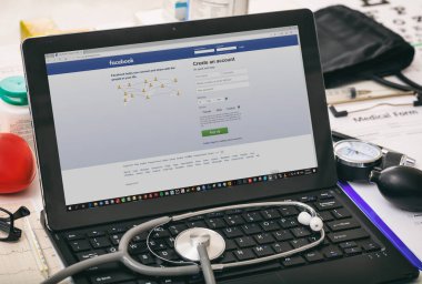 Bilgisayar ekranında Facebook, doktorların çalışma alanı