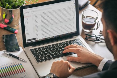 Bir bilgisayarla çalışan yönetici, ekranda Gmail