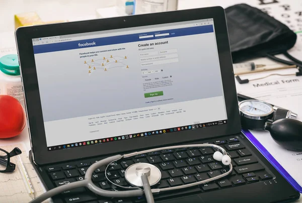 Facebook en la pantalla de la computadora, los médicos espacio de trabajo —  Fotos de Stock