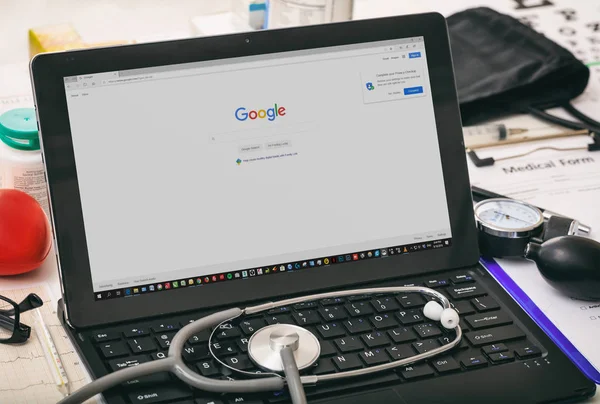Bilgisayar ekranında Google, doktorların çalışma alanı