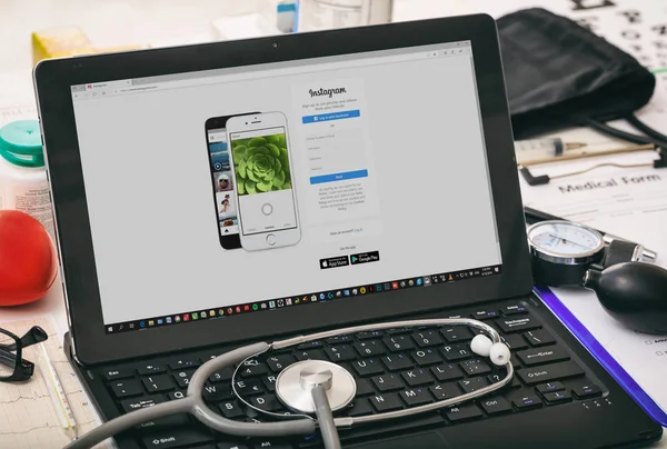 Instagram en la pantalla de la computadora, los médicos espacio de trabajo —  Fotos de Stock