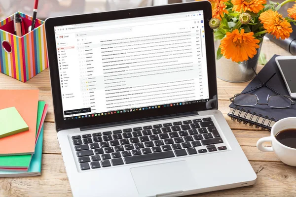 Gmail en la pantalla del portátil. Lista de correos electrónicos, fondo de escritorio de oficina —  Fotos de Stock