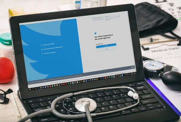 Twitter en la pantalla de la computadora, los médicos espacio de trabajo —  Fotos de Stock