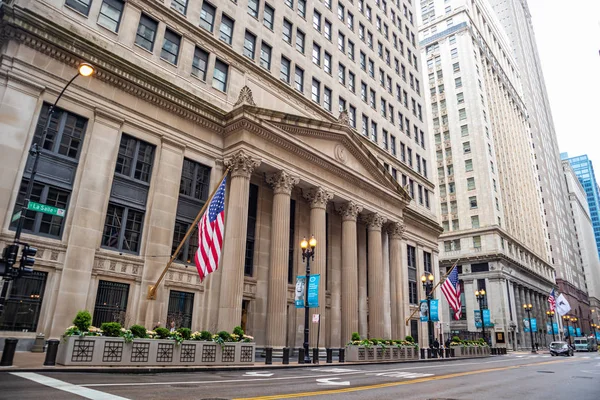 Chicago Federal Rezerv Bankası 'nın yan görüntüsü, Lasalle Caddesi, Chicago, Illinois, ABD. — Stok fotoğraf
