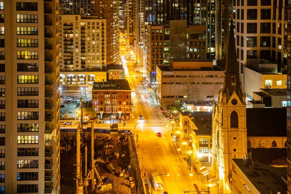 Gratte-ciel et autoroute à Chicago, vue sur le ciel et la nuit. Chicago, Illinois, USA . — Photo