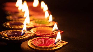 Diwali, Hint ışık festivali kutlaması. Diya gaz lambaları koyu arkaplanda,