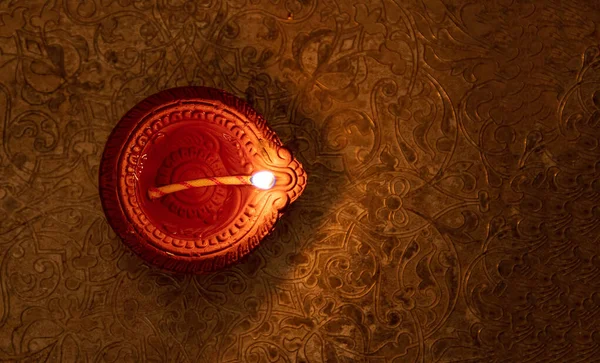 Gelukkig Diwali. Diya olielamp bovenaanzicht, — Stockfoto