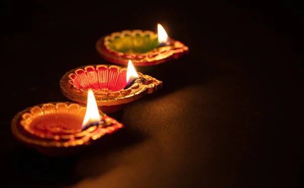 Счастливого Дивали. Diya красочные масляные лампы, темный фон — стоковое фото