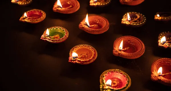 Diwali, hinduski festiwal świateł. Lampy olejowe Diya na ciemnym tle, — Zdjęcie stockowe