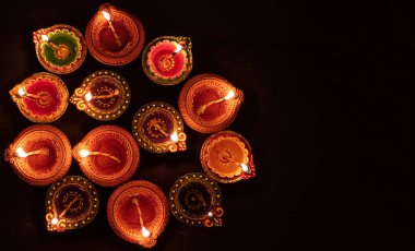 Mutlu bayramlar. Diya gaz lambaları koyu arkaplanda,