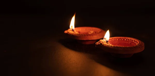 Feliz Diwali. Lámparas de aceite de colores Diya, fondo oscuro — Foto de Stock