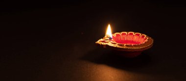 Diwali, Hint ışık festivali kutlaması. Diya yağ lambası koyu arkaplan,