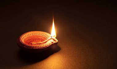 Diwali, Hint ışık festivali kutlaması. Diya yağ lambası koyu arkaplan,