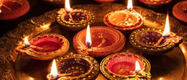 Diwali, Hint ışık festivali kutlaması. Diya gaz lambaları koyu arkaplanda,