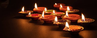 Diwali, Hint ışık festivali kutlaması. Diya gaz lambaları koyu arkaplanda,
