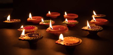 Diwali, Hint ışık festivali kutlaması. Diya gaz lambaları koyu arkaplanda,