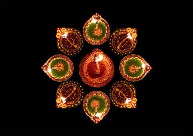 Mutlu bayramlar. Diya gaz lambaları koyu arkaplanda,