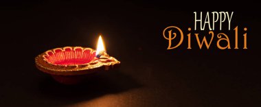 Diwali, Hint ışık festivali kutlaması. Diya yağ lambası koyu arkaplan,
