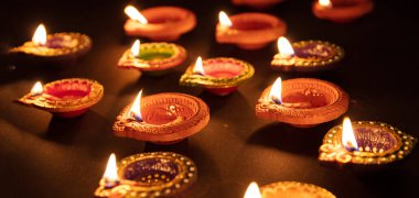 Diwali, Hint ışık festivali kutlaması. Diya gaz lambaları koyu arkaplanda,