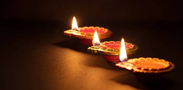 Feliz Diwali. Lámparas de aceite de colores Diya, fondo oscuro — Foto de Stock