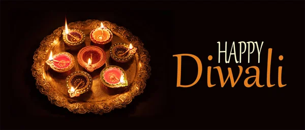 Diwali, hinduisk ljusfestival. Diya oljelampor mot mörk bakgrund, — Stockfoto