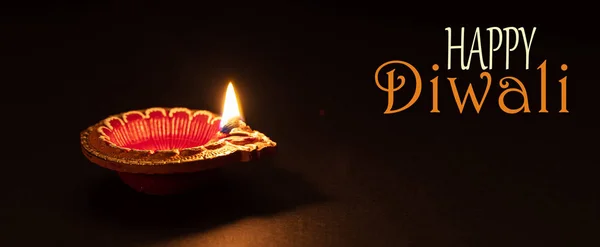 Diwali, Hindoe festival van verlichting viering. Diya olielamp tegen donkere achtergrond, — Stockfoto