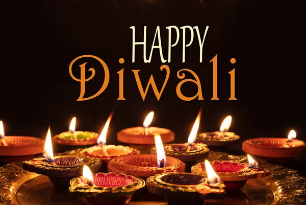 Diwali, Hindoe festival van verlichting viering. Diya olielampen tegen donkere achtergrond, — Stockfoto