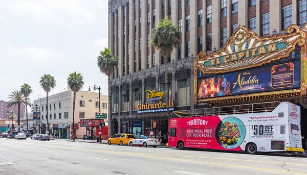 Hollywood Bulvarı 'ndaki El Capitan Tiyatrosu manzarası. Los Angeles, Kaliforniya, ABD. — Stok fotoğraf