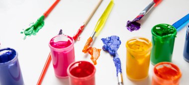 Beyaz arkaplana ayarlanmış renkli parmak boyaları