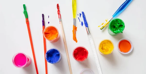 Bunte Fingerfarben auf weißem Hintergrund, Draufsicht — Stockfoto