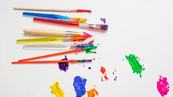 Bunte Fingerfarben auf weißem Hintergrund, Draufsicht — Stockfoto