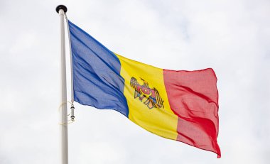 Moldova bayrağı bulutlu arkaplanda dalgalanıyor