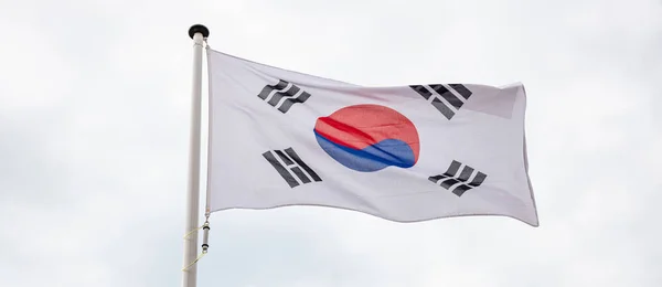 Bandeira sul-coreana acenando contra o céu nublado — Fotografia de Stock