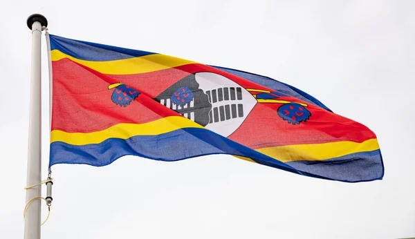 Swaziland flagga viftande mot molnig himmel bakgrund — Stockfoto