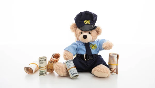 Teddy em uniforme policial segurando notas isoladas contra fundo branco — Fotografia de Stock