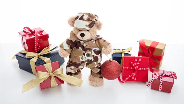 Милий плюшевий ведмедик у військовій формі та різдвяні подарунки ізольовані на білому тлі — стокове фото