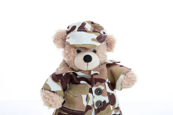 Leuke teddybeer in soldatenuniform geïsoleerd tegen witte achtergrond — Stockfoto