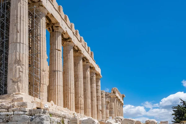 アテネアクロポリス ギリシャのトップのランドマーク パルテノン神殿のファサード側のビュー 古代の寺院の遺跡 春の晴れた日に青空の背景 — ストック写真